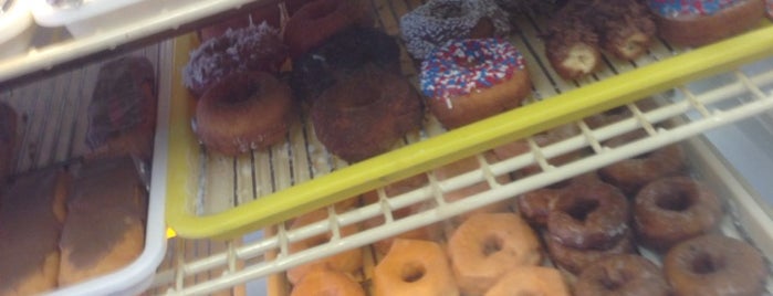 Paradise Donuts is one of Carly'ın Kaydettiği Mekanlar.