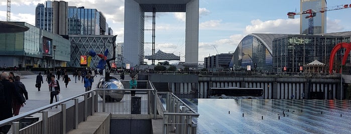 Grande Arche de la Défense is one of Париж.