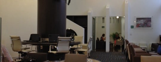 Grand Lounge KLM & Airfrance is one of สถานที่ที่ Angeles ถูกใจ.