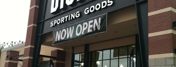 DICK'S Sporting Goods is one of Lugares favoritos de Michael.