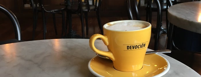 Devotion Cafe Hilton Bogota is one of สถานที่ที่ Sofie ถูกใจ.