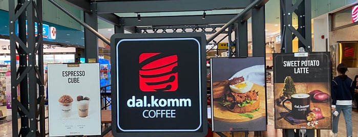 Dal.Komm Coffee is one of Locais curtidos por Ashok.