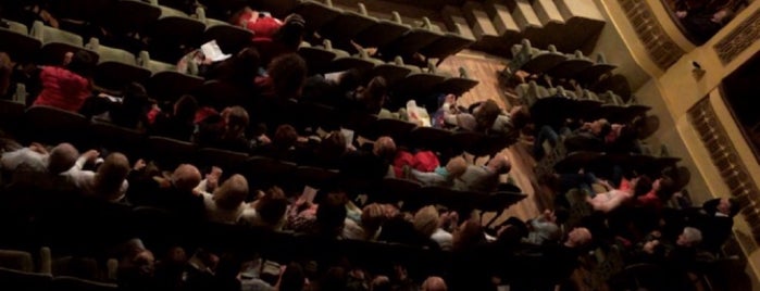 Teatro Colón is one of Tempat yang Disukai Andrea.