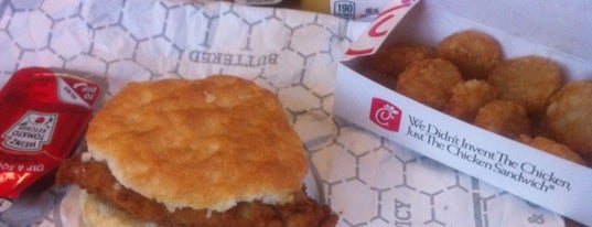 Chick-fil-A is one of Lugares favoritos de Kelli.