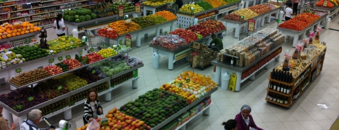 Oba Hortifruti is one of สถานที่ที่ Andrea ถูกใจ.