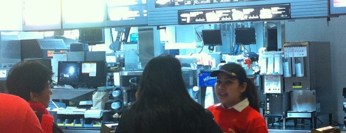 McDonald's is one of Locais curtidos por Alex.