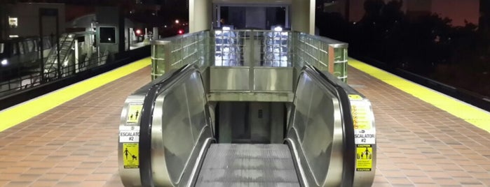 MDT Metrorail - Brickell Station is one of Orte, die IrmaZandl gefallen.