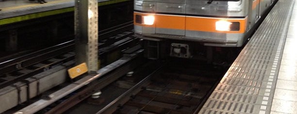 Ginza Line Aoyama-itchome Station (G04) is one of Rob'un Beğendiği Mekanlar.