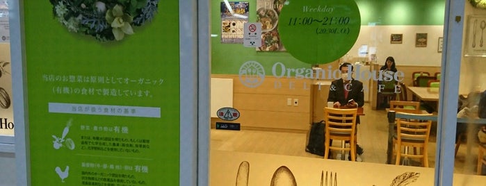 Organic House DELI & CAFE 新宿三井ビル店 is one of Orte, die Moka gefallen.