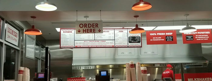 Five Guys is one of Lieux qui ont plu à Ross.