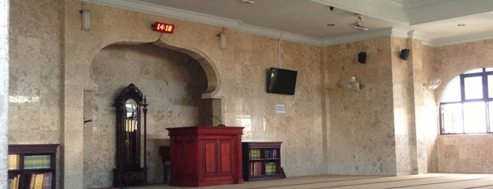 Masjid Al Qomar is one of Lugares favoritos de Remy Irwan.