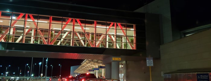 Terminal 1 Arrivals is one of Orte, die Christopher gefallen.