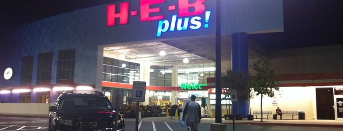 H-E-B plus! is one of Tempat yang Disukai Rey.