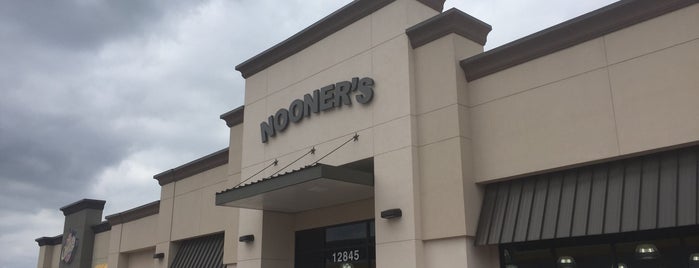 Nooner's is one of Tempat yang Disukai Jeffrey.