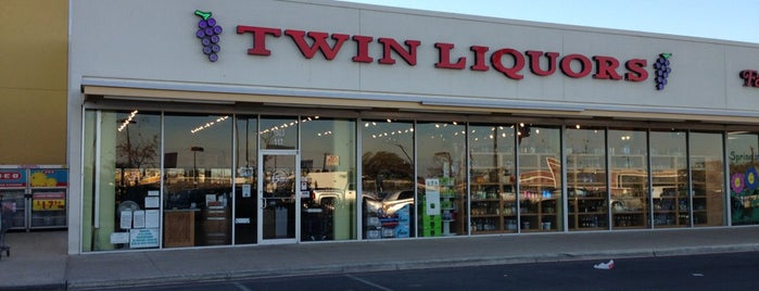 Twin Liquors is one of Ronさんのお気に入りスポット.