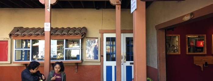 Greek Island Cafe is one of Tempat yang Disukai Gwen.
