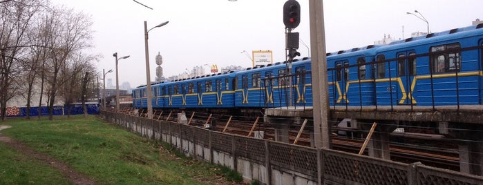 Остановка «Станция метро Дарница» is one of Киев.