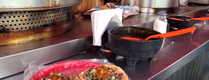 Tacos El Ojitos is one of สถานที่ที่บันทึกไว้ของ Teodoro.