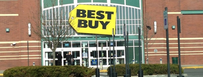 Best Buy is one of Tempat yang Disukai Shane.