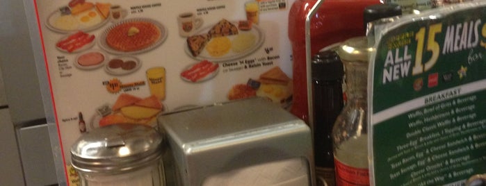 Waffle House is one of สถานที่ที่ Tamara ถูกใจ.