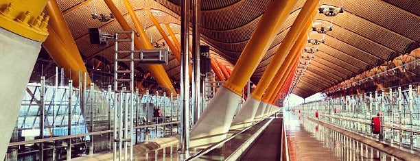Aeroporto di Madrid-Barajas (MAD) is one of Posti che sono piaciuti a Mostafa.