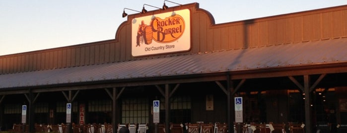 Cracker Barrel Old Country Store is one of Tempat yang Disukai Lizzie.