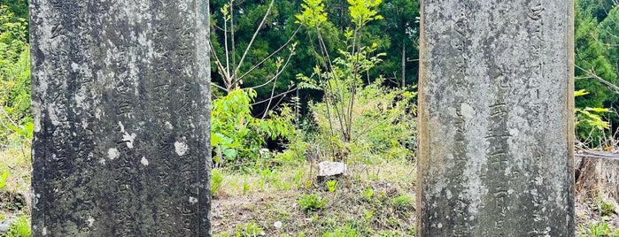 慈光寺山門跡の板碑群 is one of 神社_埼玉.