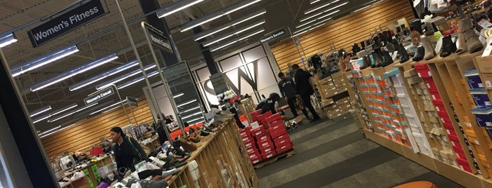 DSW Designer Shoe Warehouse is one of Tempat yang Disukai Joanne.