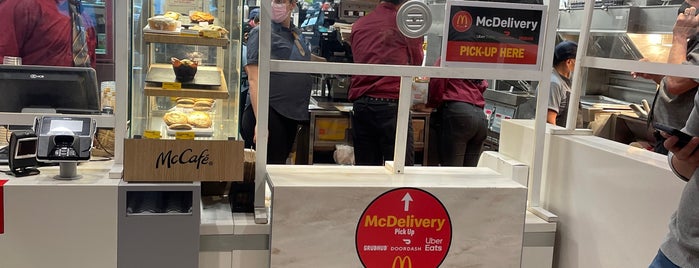 McDonald's is one of Orte, die Cindy gefallen.