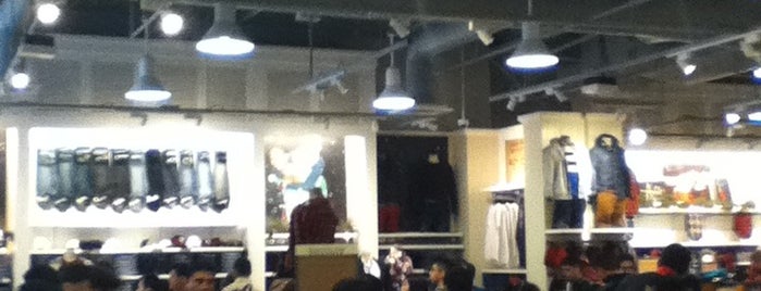 American Eagle Outlet is one of Lugares favoritos de Daniel.