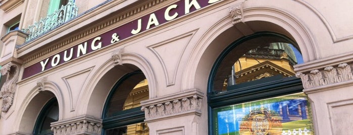 Young & Jackson is one of Melbourne bucket list.