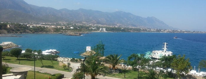 Merit Park Hotel Beach Club is one of สถานที่ที่ Buğra ถูกใจ.