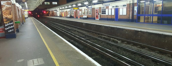 Woking Railway Station (WOK) is one of Usual Places.