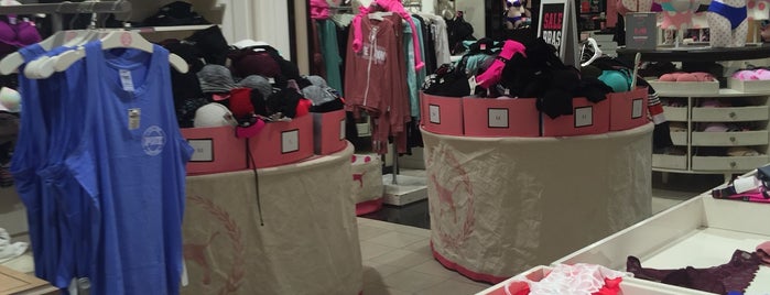 Victoria's Secret PINK is one of Minhas lojas favoritas.