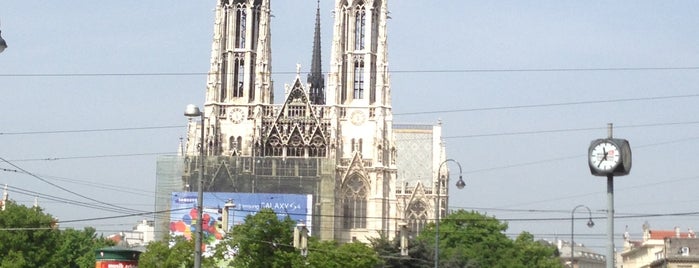 Votivkirche is one of Viena.