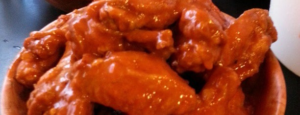 Duff's Famous Wings is one of Jackie's Saved Places.