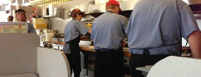 Waffle House is one of Tempat yang Disukai Nev.