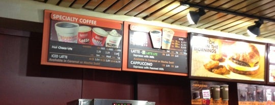 Dunkin' is one of Lugares favoritos de Andrew.