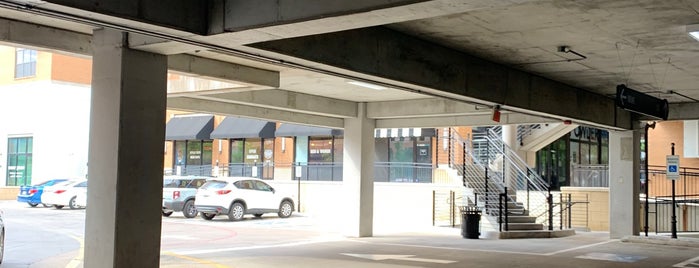 West Village Parking Garage is one of Locais curtidos por MarktheSpaMan.
