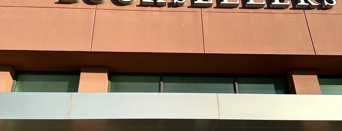 Barnes & Noble is one of Angela : понравившиеся места.