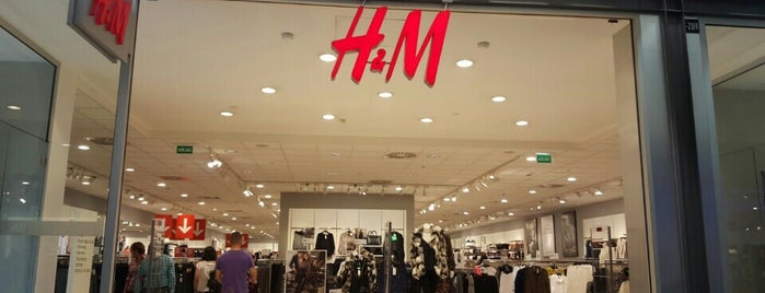 H&M is one of สถานที่ที่ Agus ถูกใจ.