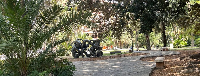 Jardines de Picasso is one of Lugares.