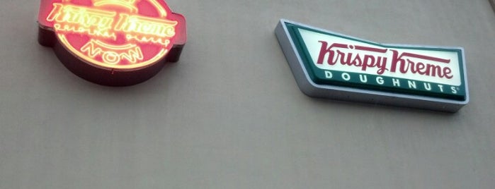Krispy Kreme Doughnuts is one of สถานที่ที่ Brad ถูกใจ.