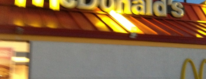 McDonald's is one of Locais curtidos por Stefan.
