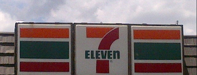 7-Eleven is one of Locais curtidos por Albert.