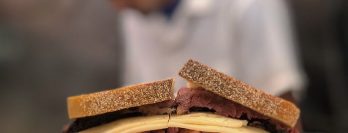 Katz's Delicatessen is one of Locais curtidos por Brandon.