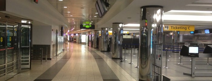 Terminal B is one of Locais curtidos por Jesse.