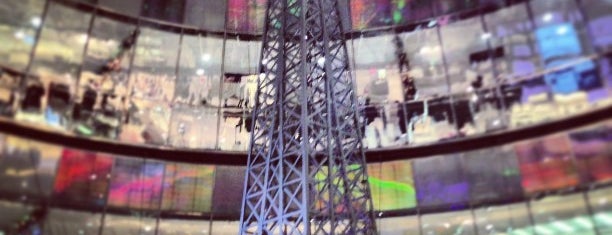 Galeries Lafayette is one of berlin <3.