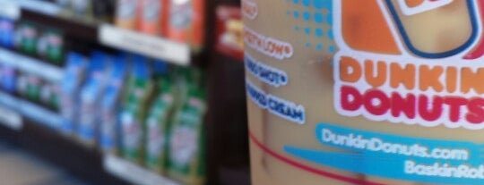 Dunkin' is one of FAさんのお気に入りスポット.