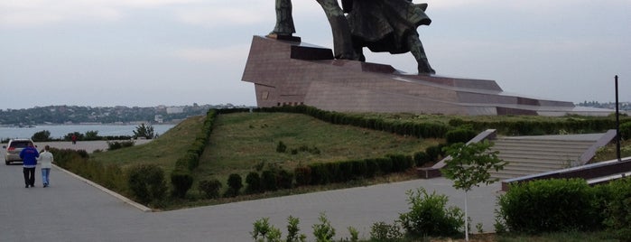 Памятник матросу и солдату is one of Future sites.